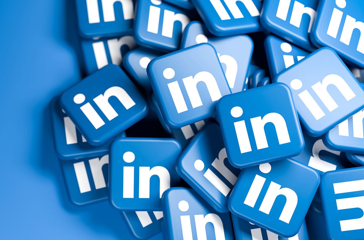 deux hommes en train de discuter face à face dans un bureau