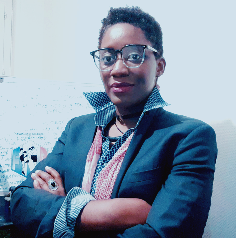 Femme d'affaires avec des bras croisés